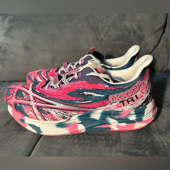 Vibrant Pink Athletic Shoes with Breathable Mesh and Cushioned Midsole - Picture 4 of 6